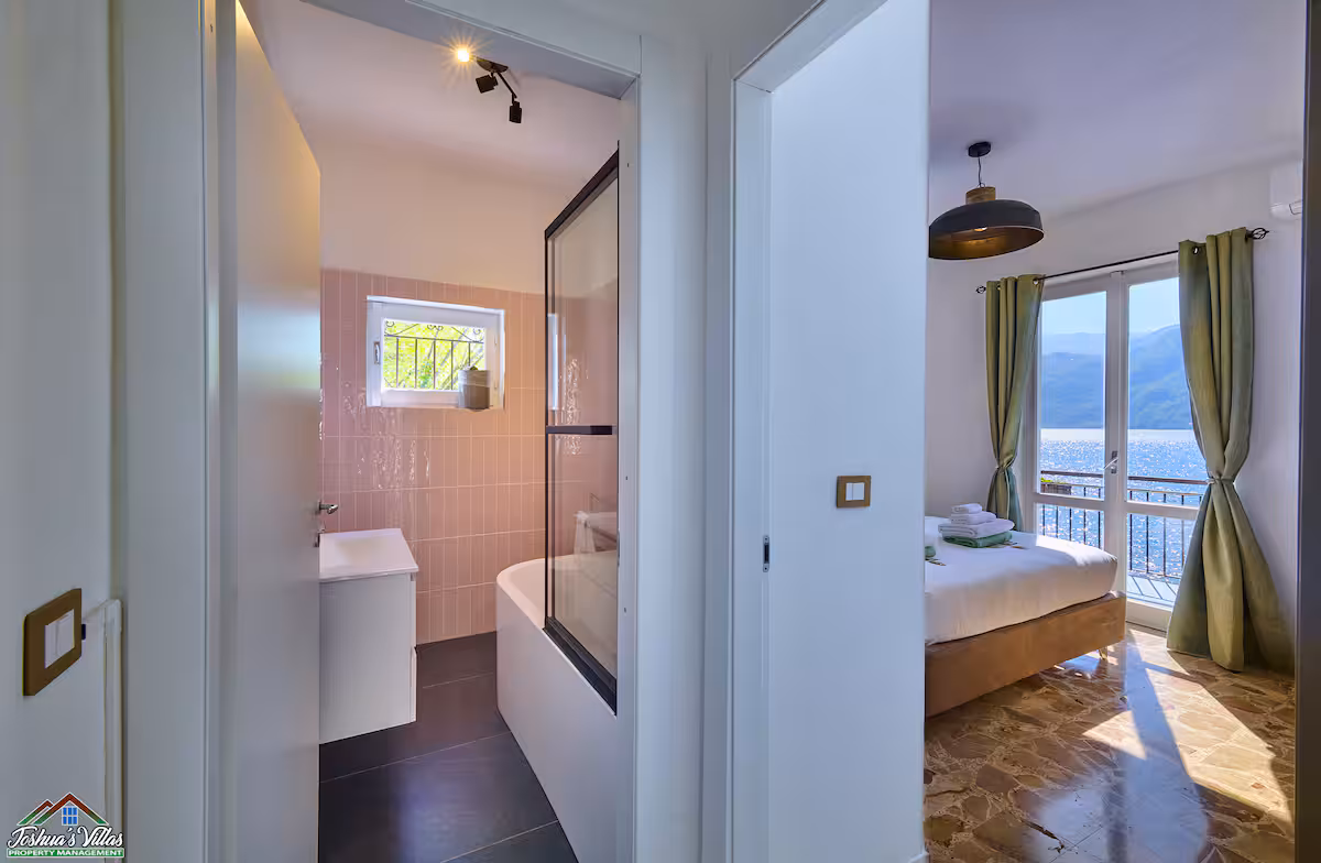 Villa Vittoria · Full Bathroom 4